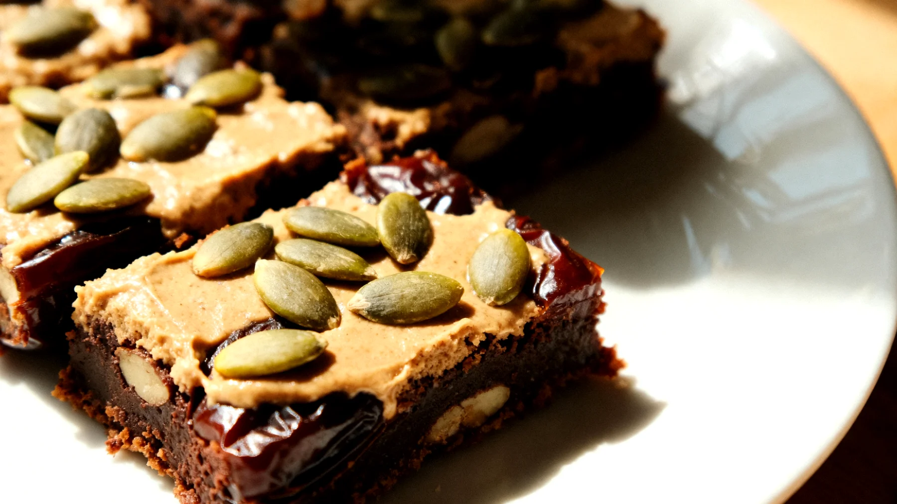 Barrette di datteri, tahini e cacao crudo con semi di zucca"