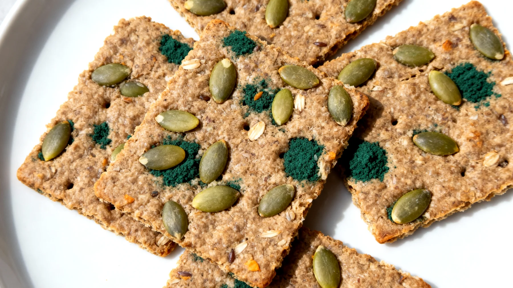 Crackers di segale integrale con semi di zucca e alga spirulina"