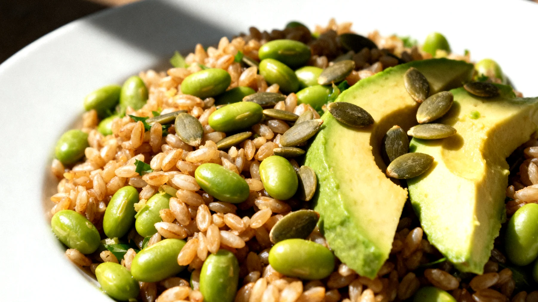 Insalata di farro con edamame, avocado e semi di zucca"