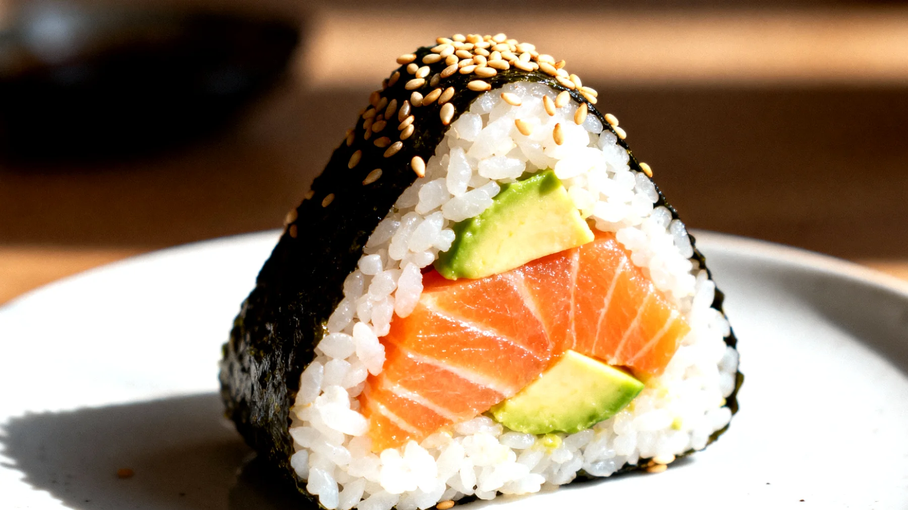 Onigiri con salmone, avocado e semi di sesamo"
