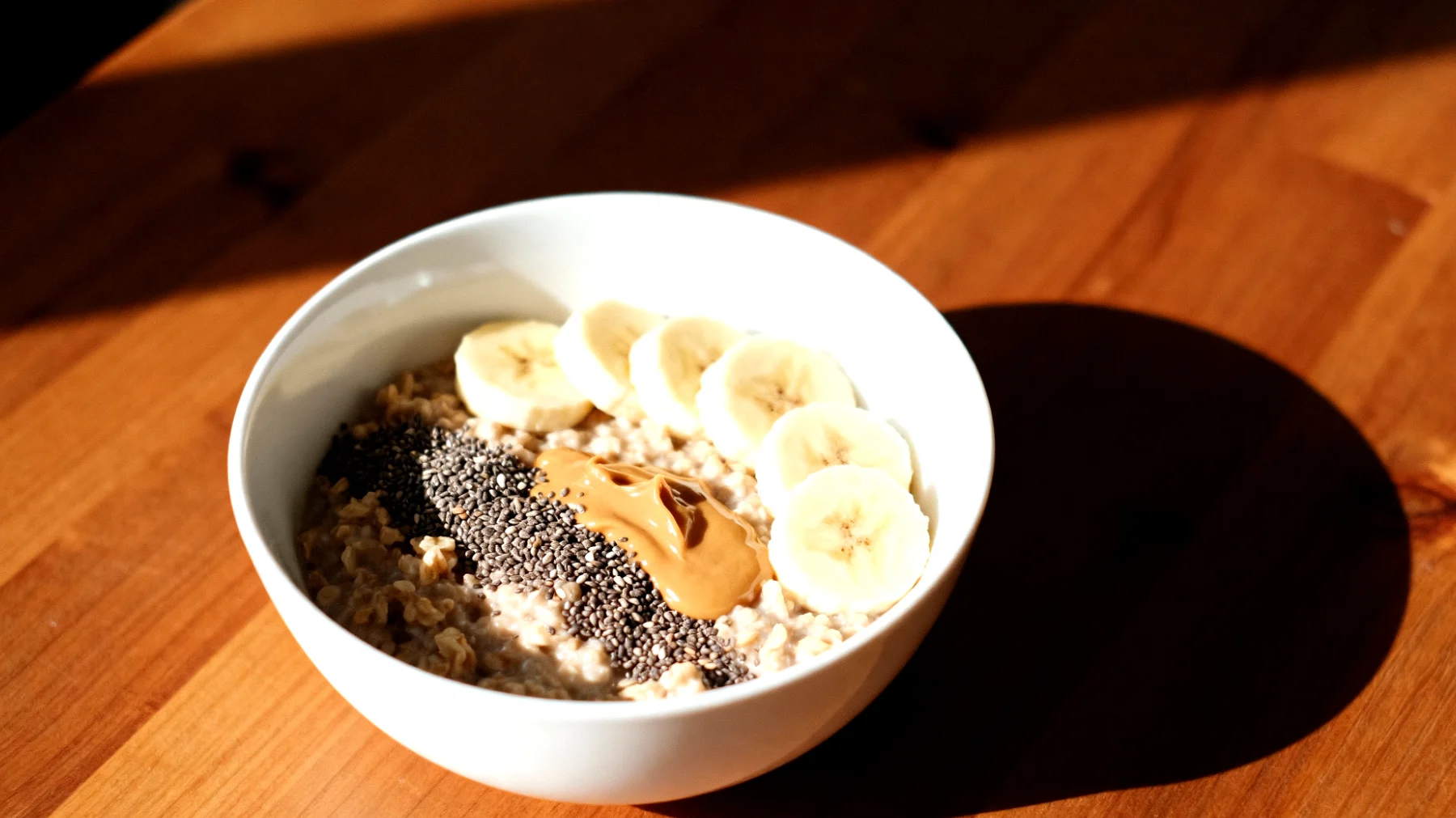 Overnight oats con semi di chia, banana e burro di mandorle"