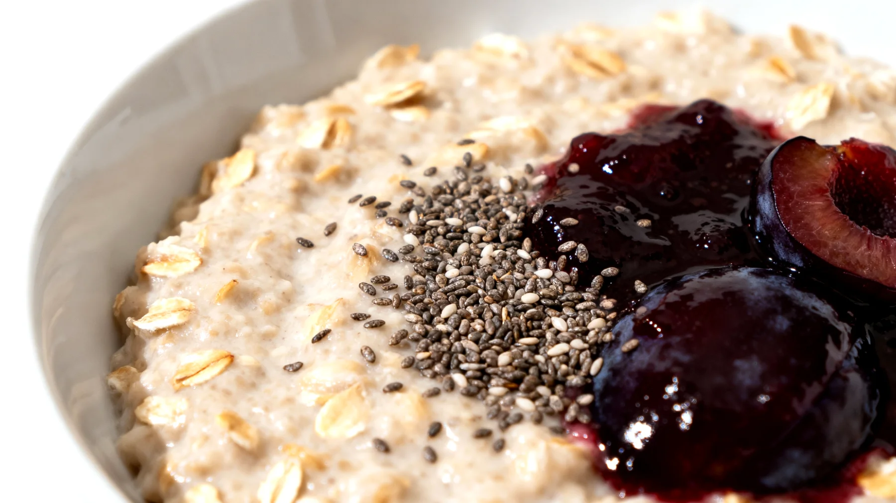 Porridge di avena con semi di chia e composta di prugne"