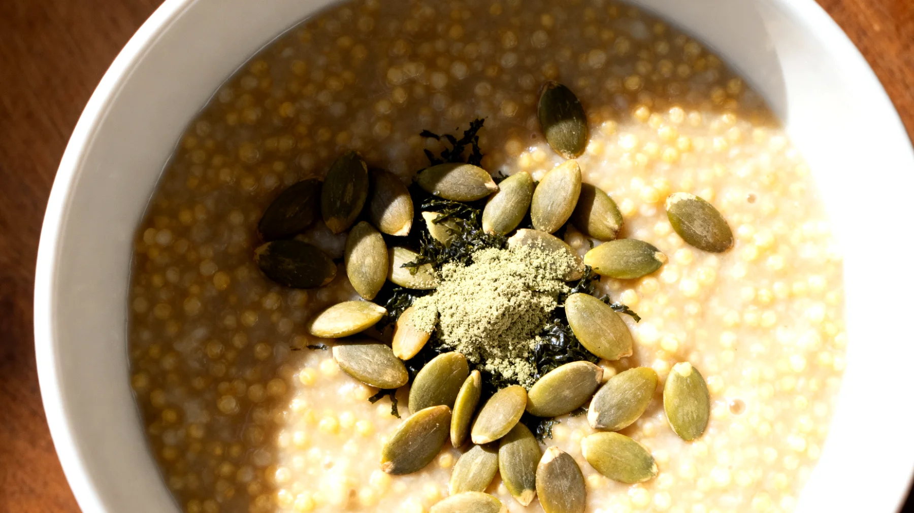 Porridge di miglio con semi di zucca e alga wakame in polvere"