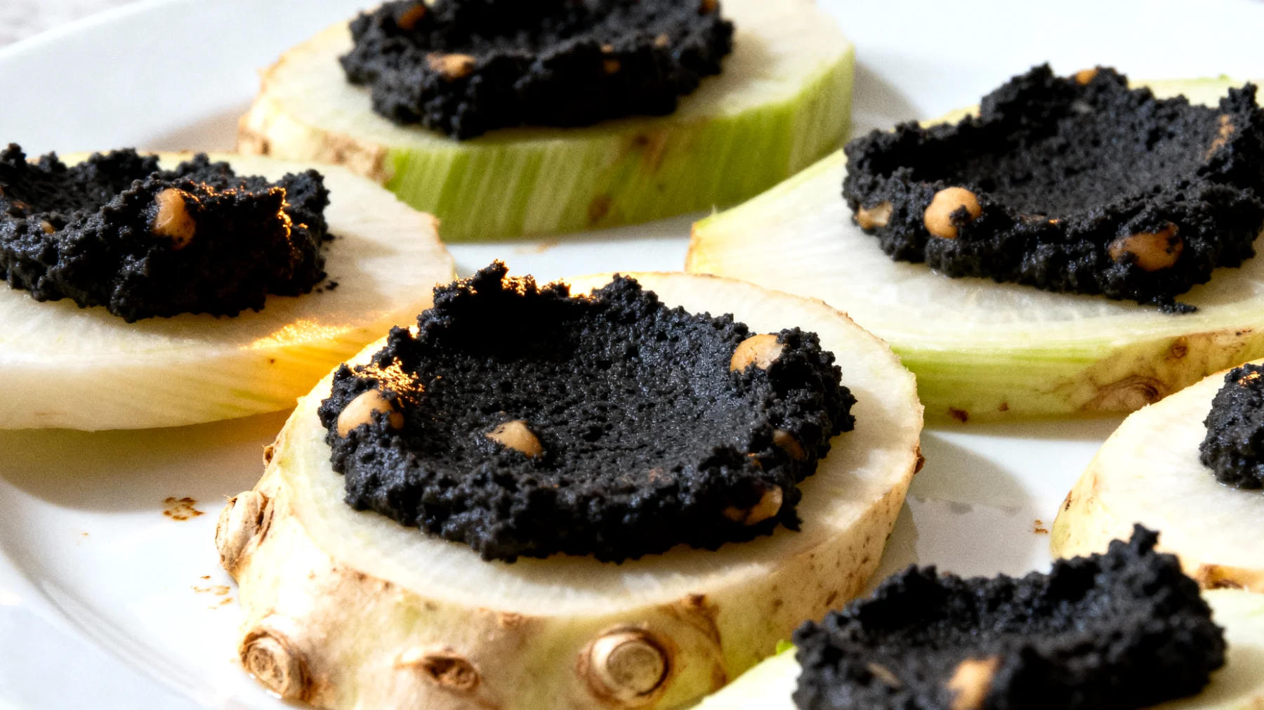 Sedano rapa crudo con hummus di ceci neri"