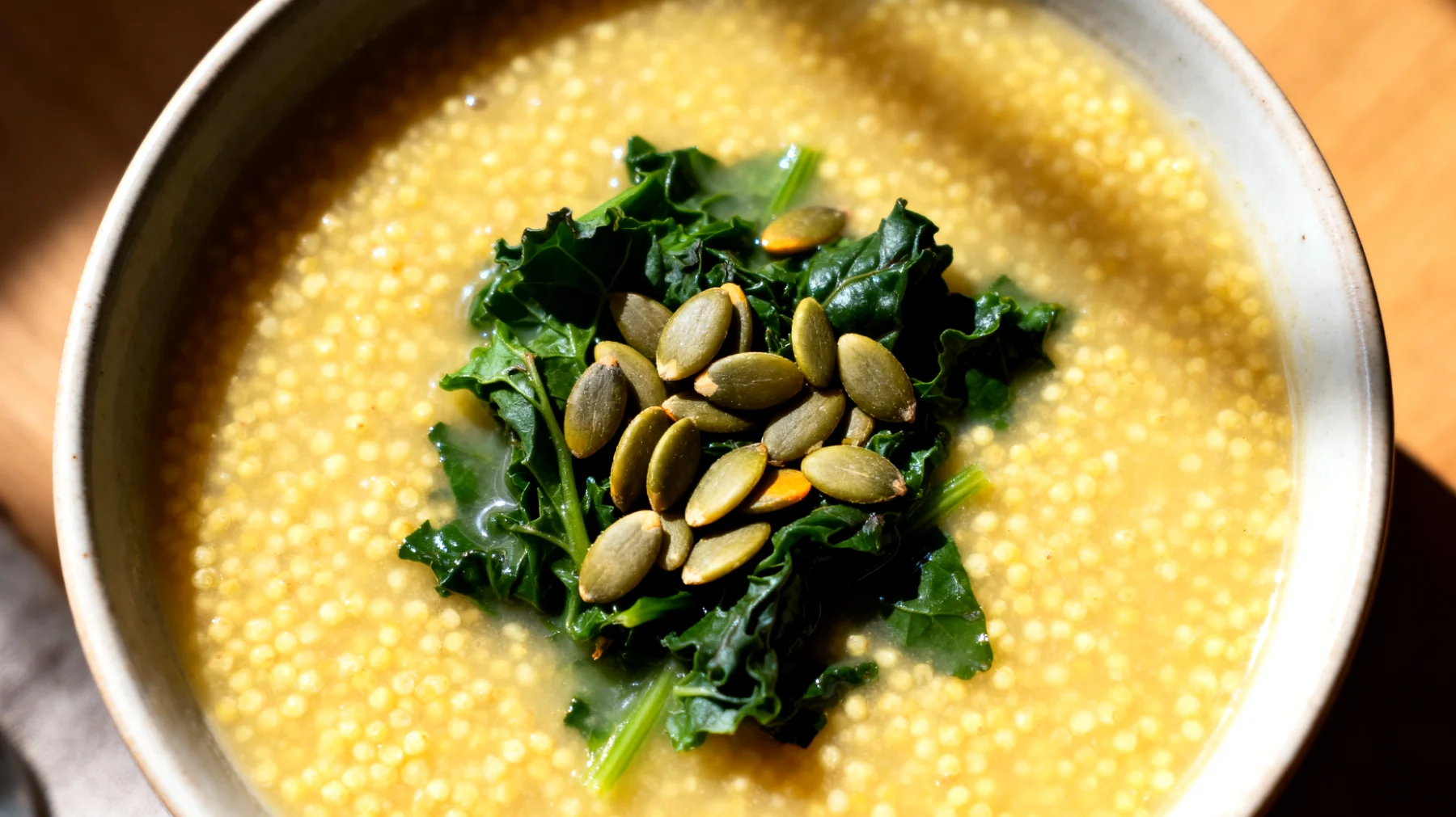 Zuppa di miglio con verdure amare e semi di zucca"
