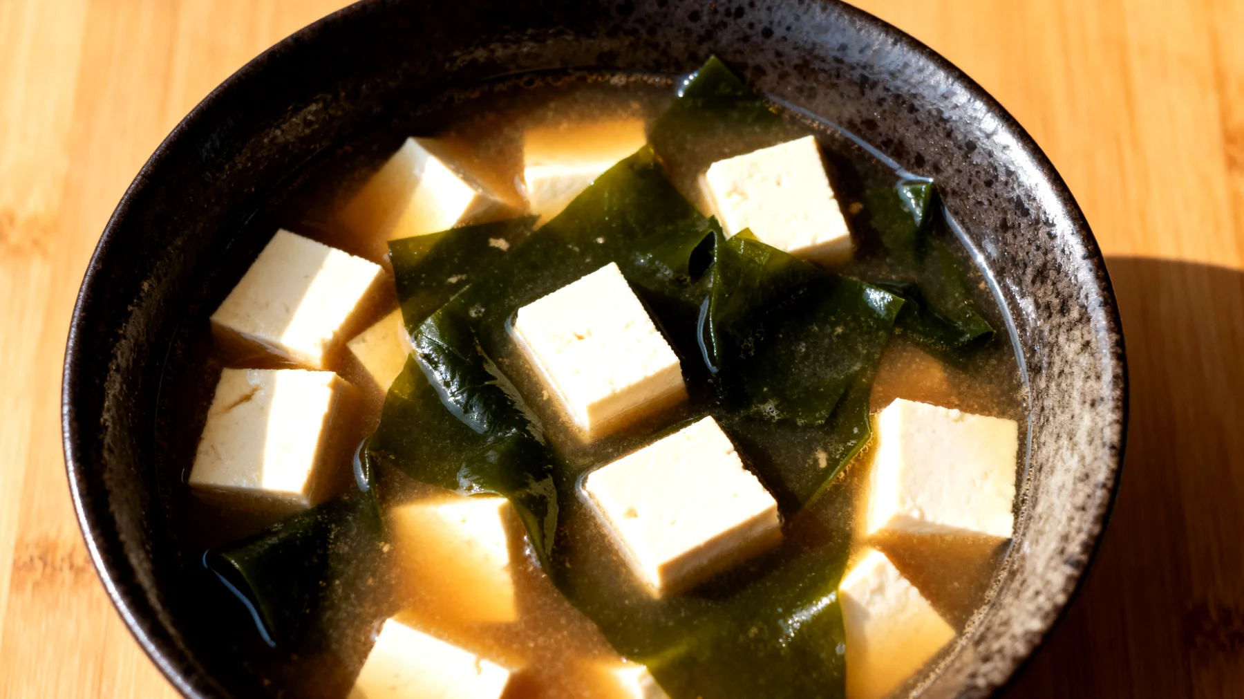 Zuppa di miso con tofu e alghe wakame"
