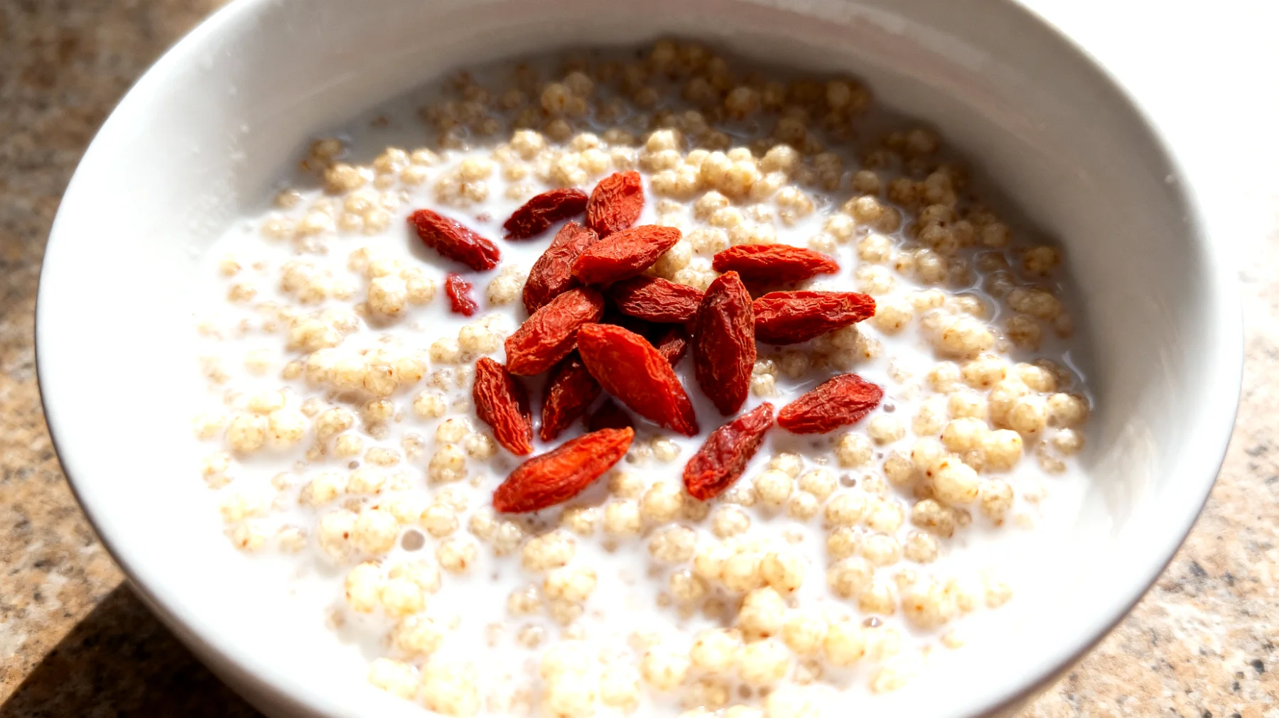 Amaranto soffiato con bevanda di soia e bacche di goji"