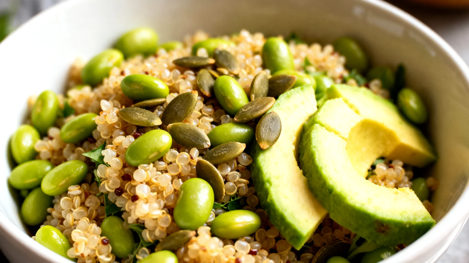 Insalata di quinoa con edamame, avocado e semi di zucca"