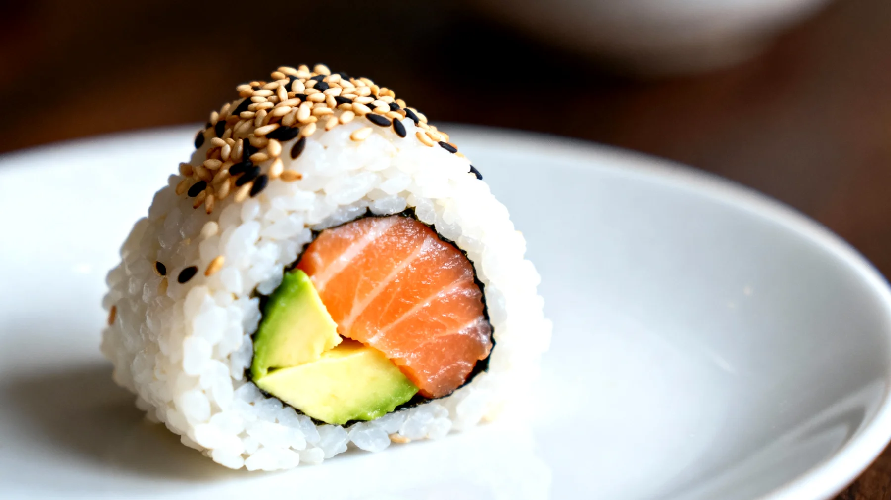 Onigiri con salmone, avocado e semi di sesamo"
