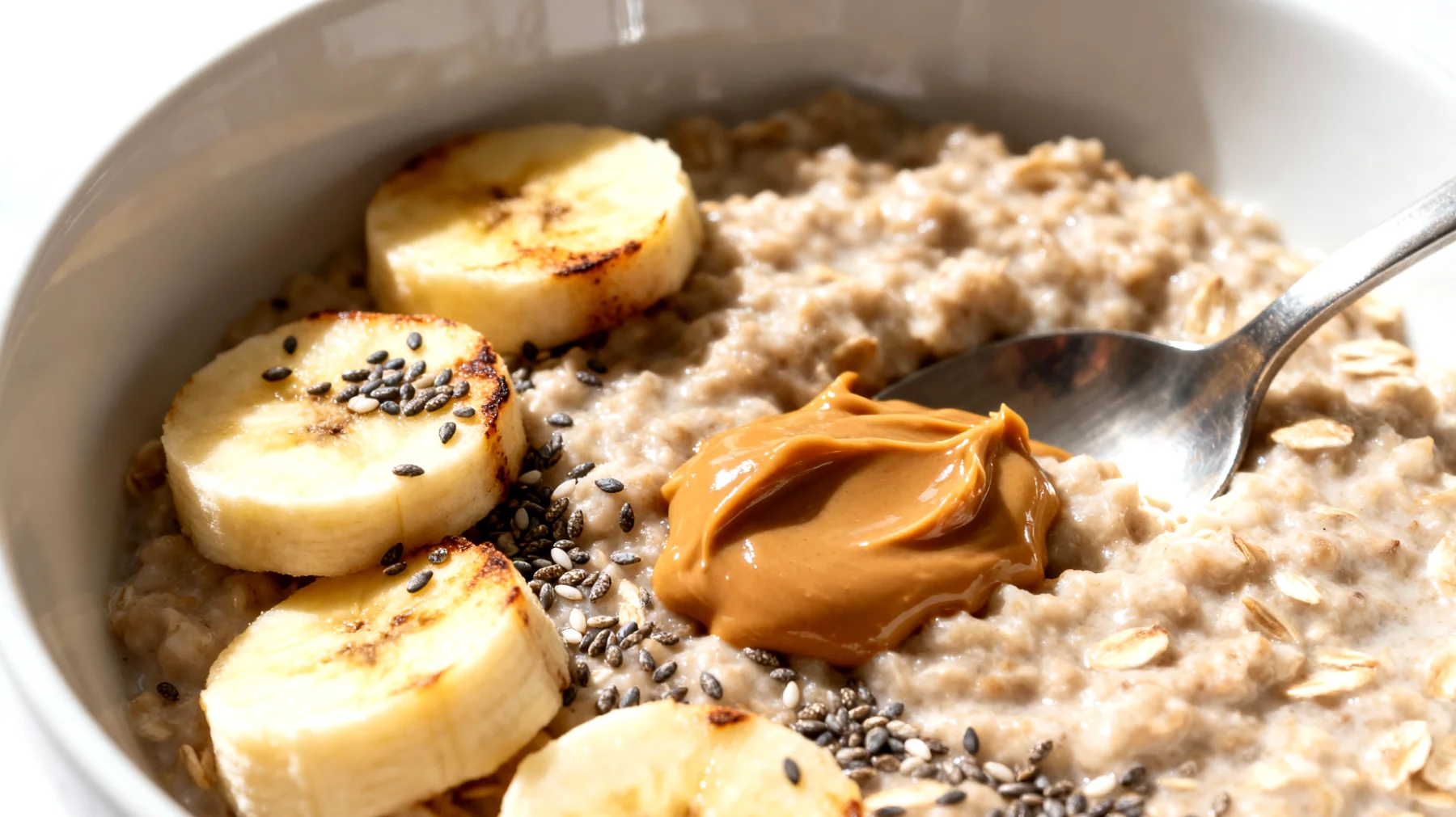 Porridge di avena con semi di chia, banana e burro di mandorle"