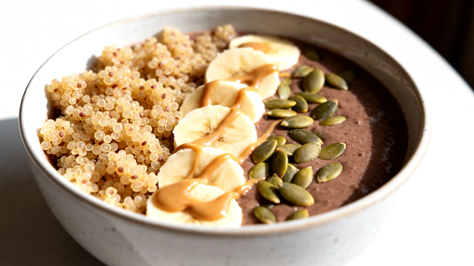 Smoothie bowl con amaranto soffiato, banana, burro di mandorle e semi di zucca"