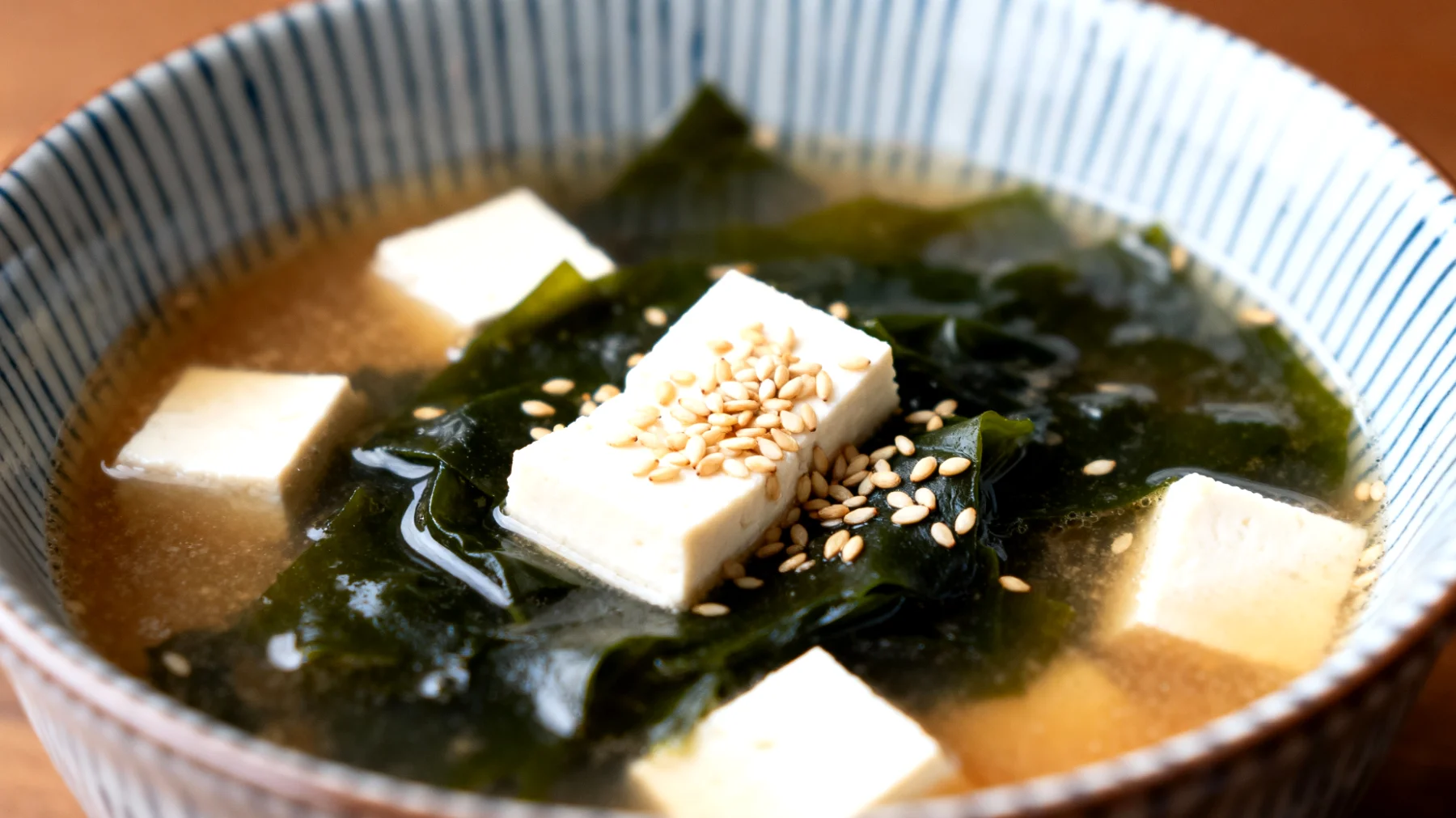 Zuppa di miso con alga wakame, tofu e semi di sesamo"