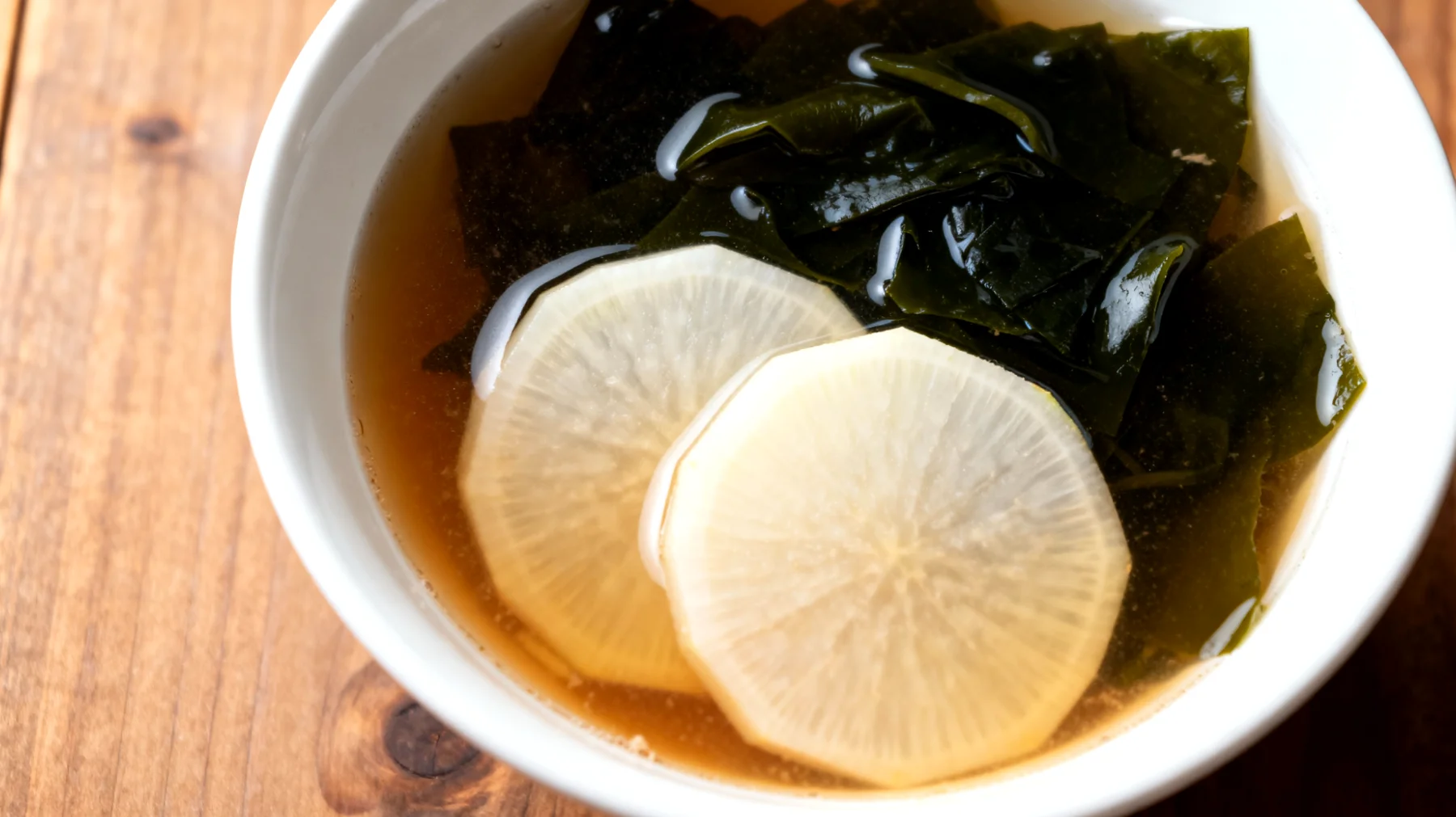 Zuppa di miso con daikon e alghe wakame"