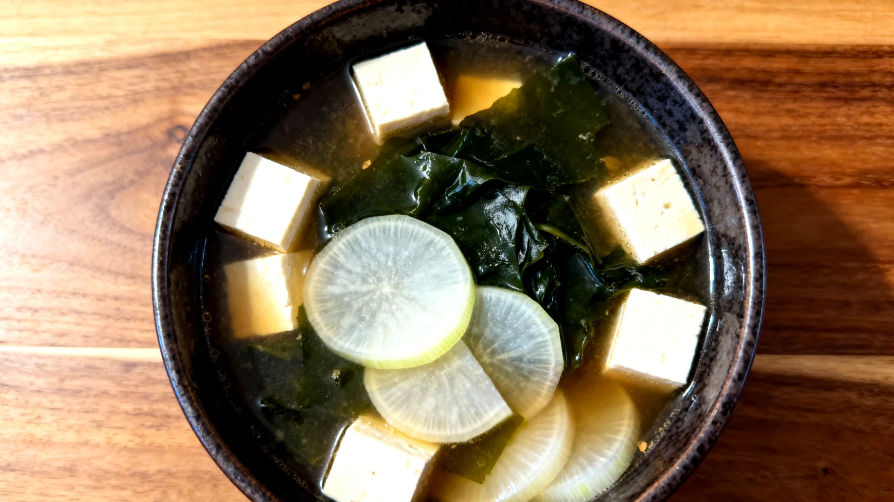 Zuppa di miso con tofu, wakame e daikon"